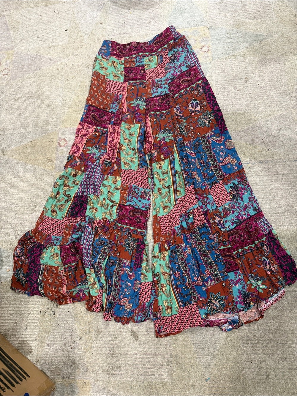 Easel Patchwork maroon and green flouncy boho pants size small NWT - Picture 4 of 4